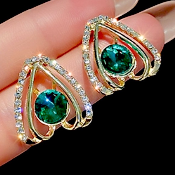❣️$25/3❣️ Classic Emerald Rhinestones Stud Earrings - Picture 7 of 11